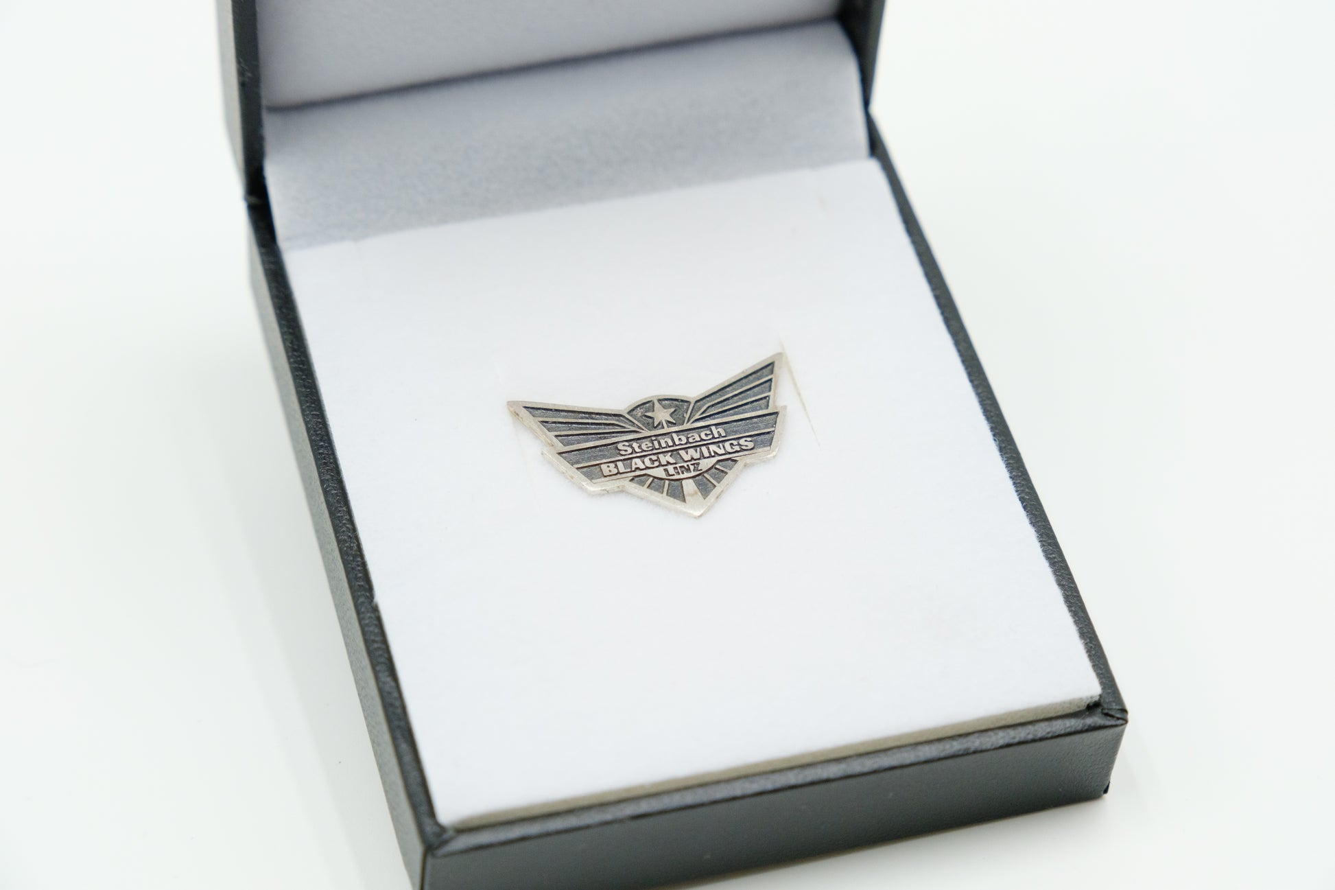 Black Wings Pin Sterling Grau