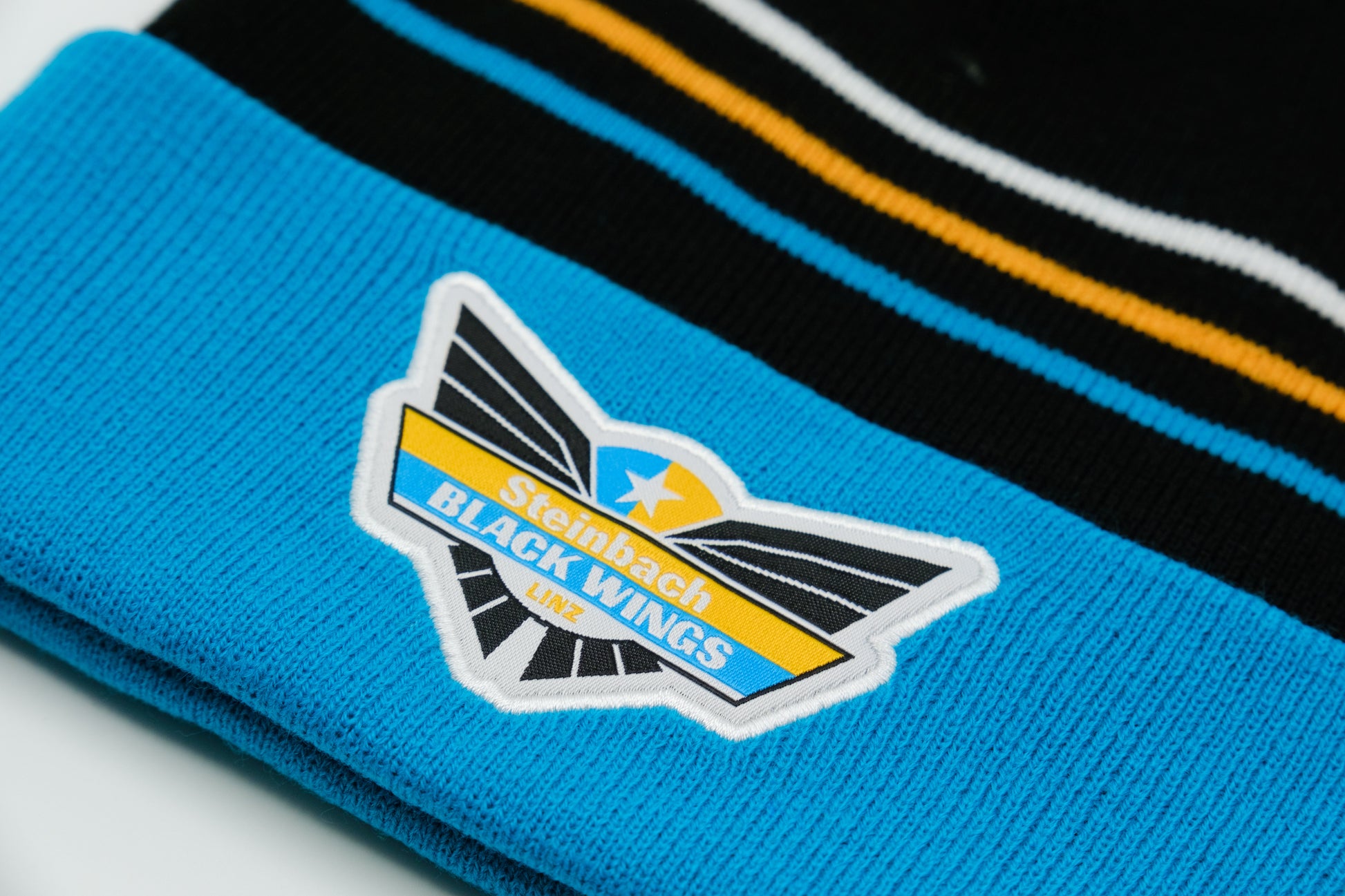 Black Wings Beanie Bommel