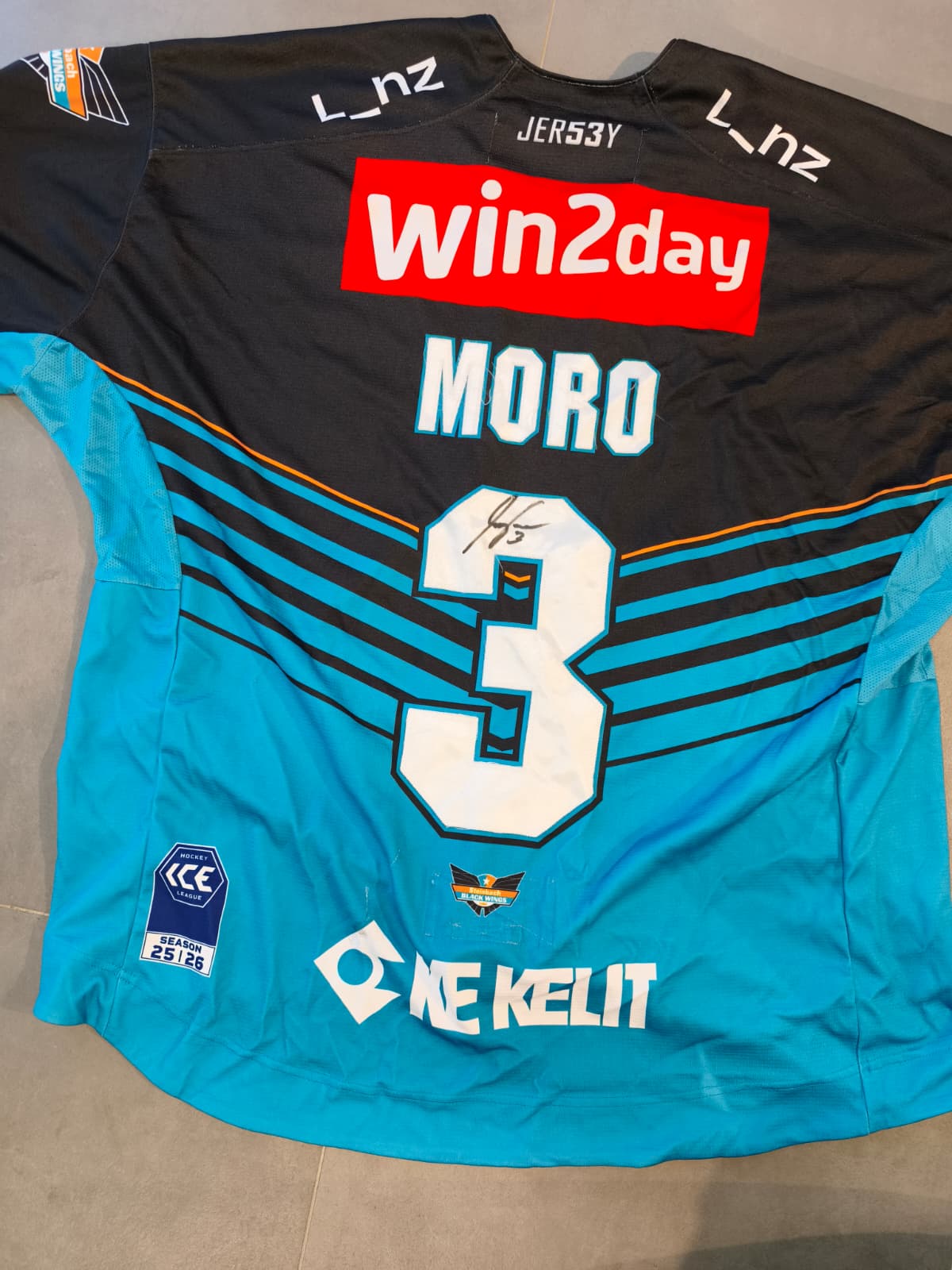 Matchworn Trikot Home 2025/26 signiert – GREG MORO #3