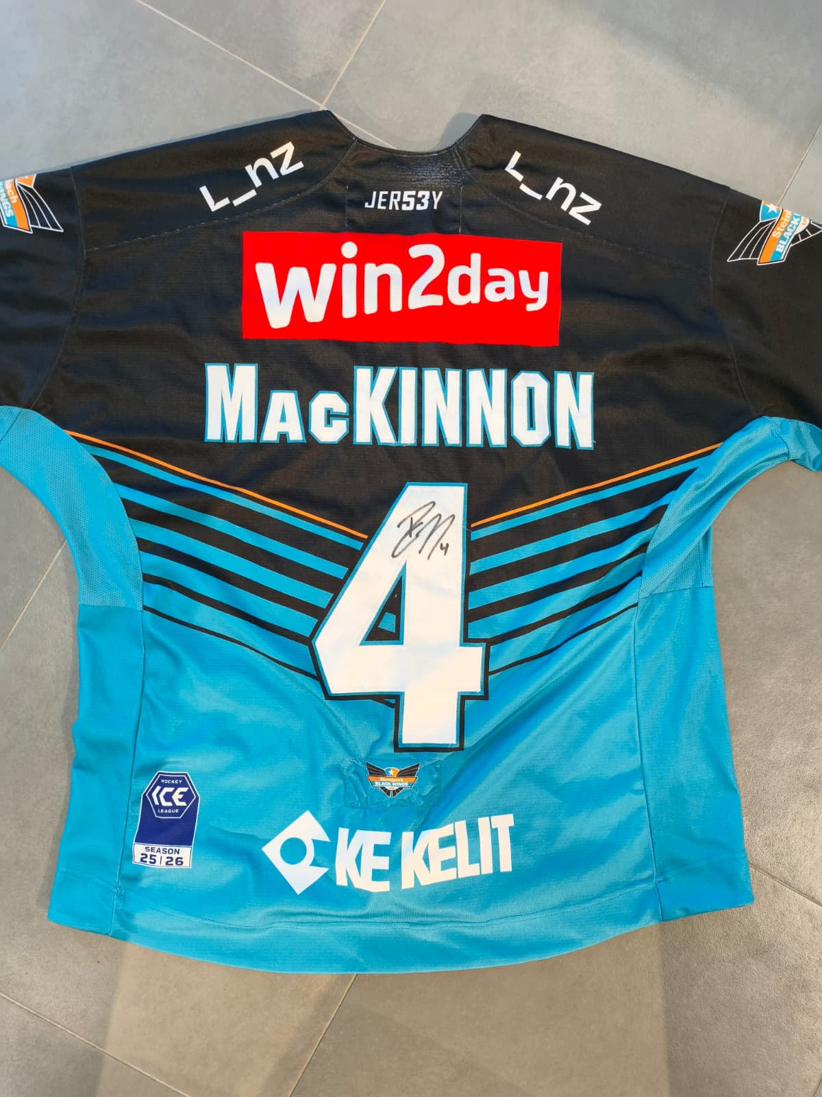 Matchworn Trikot Home 2025/26 signiert – RYAN MACKINNON #4