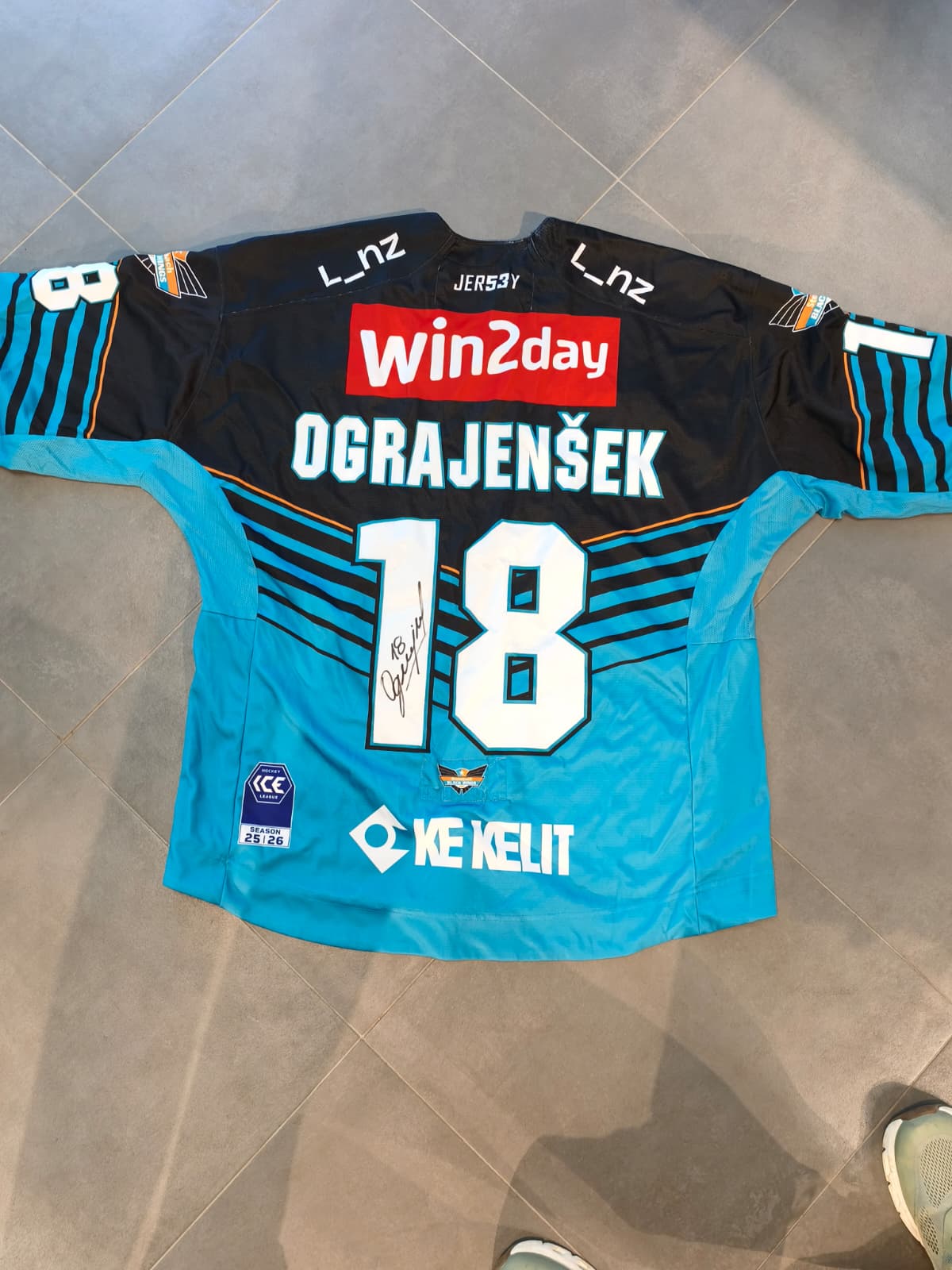 Matchworn Trikot Home 2025/26 signiert – KEN OGRAJENSEK #18